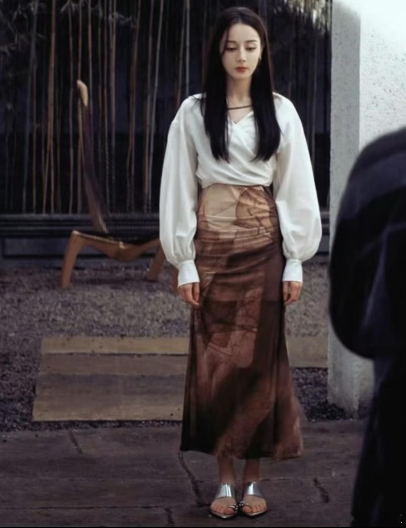 热巴甚至是平底鞋，这比例