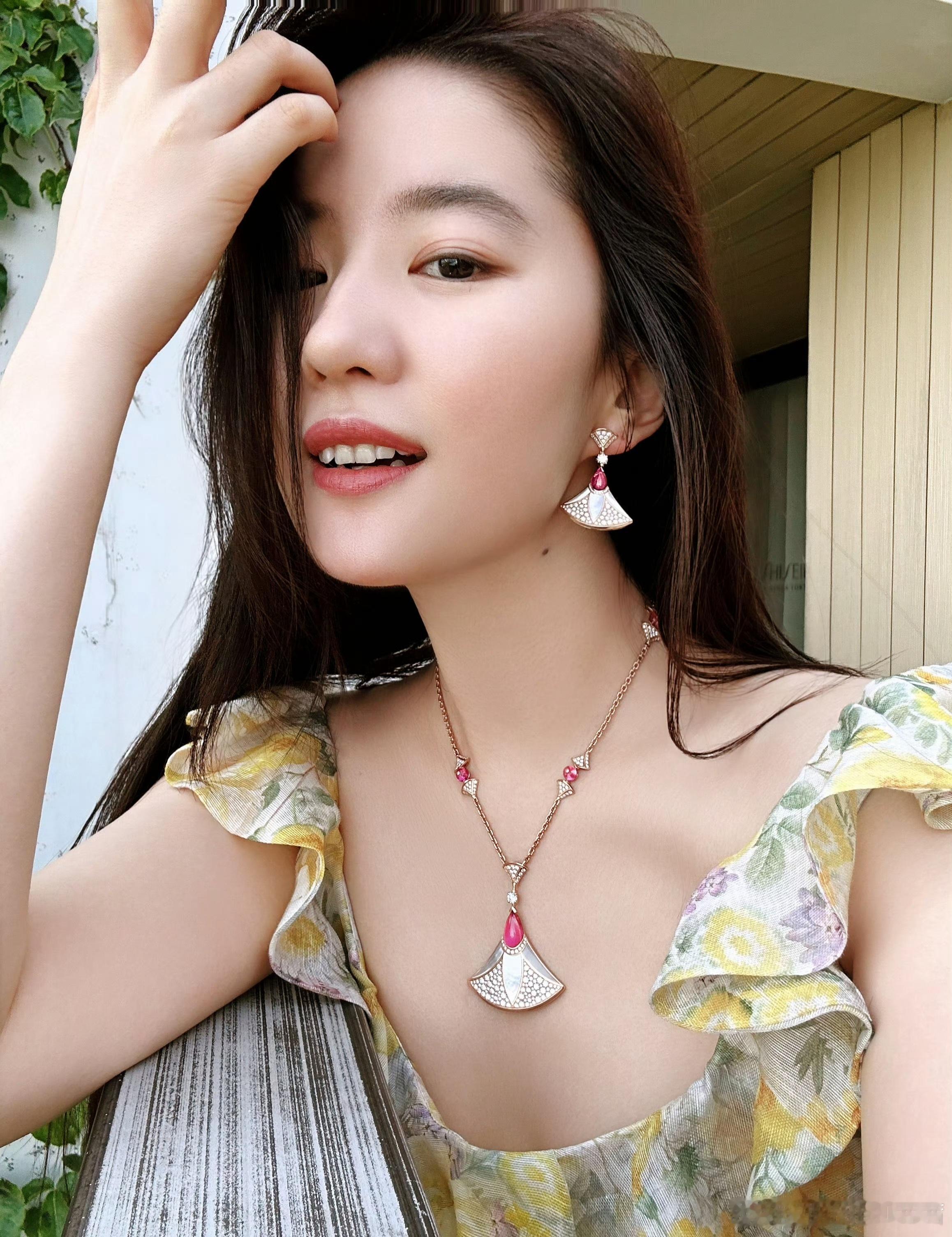 刘亦菲在这组照片中，刘亦菲身着一件浅黄底色的碎花上衣，淡粉与浅绿的花纹晕染开来，