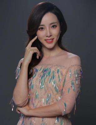#李思思全脱稿主持出口成章#前央视的当家主持人李思思在W盛典主持中，其1分30