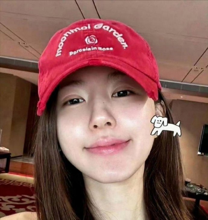 赵露思放出了自己素颜的照片，确实天然，很美！​​​