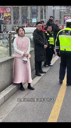 奇怪，为什么扬州剐蹭事件，很多网友说女子辱骂男司机孩子呢？视频中女子讲了一句闲话