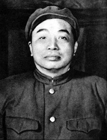 1953年，彭德怀来到哈军工视察。然而。刚到食堂时，他就看到了一个熟悉的身影，笑