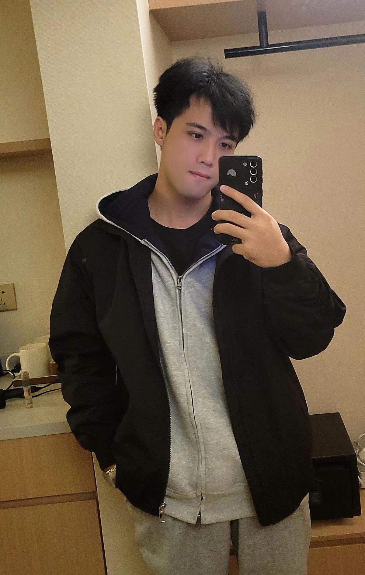 下班前刷手机，下单一件燕麦色卫衣。30分钟后，骑手敲门，把西装塞进他背包。你