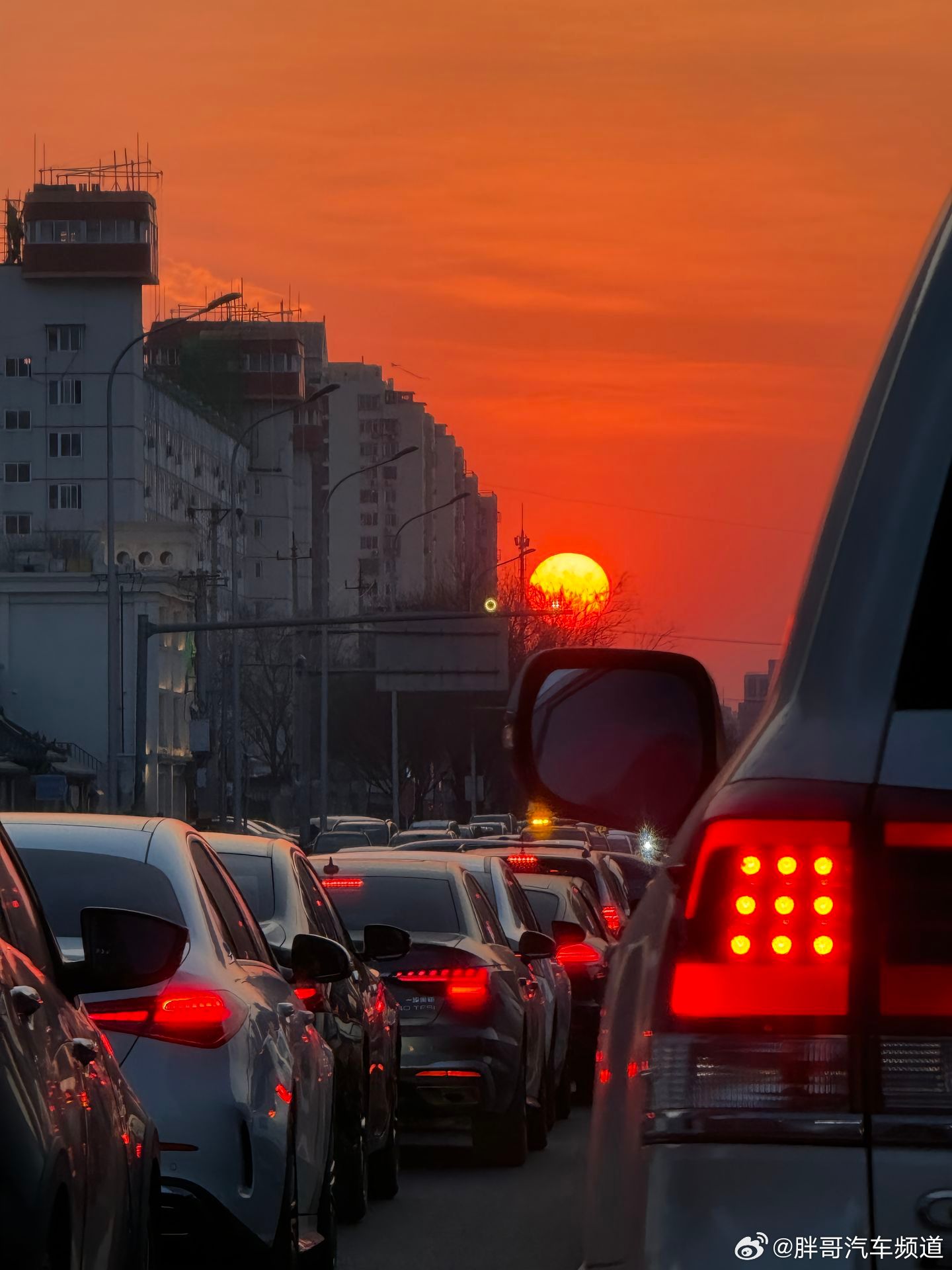 胖哥汽车频道日落的八分钟是一天的布洛芬。大V聊车我和汽车的日常