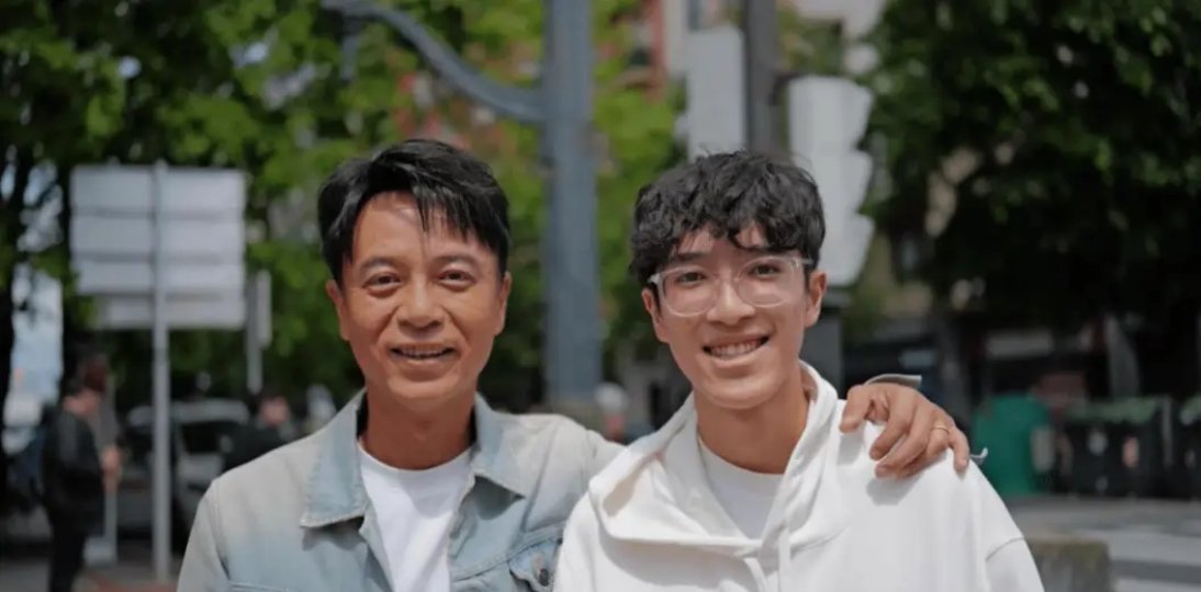 李克勤19岁儿子正脸照曝光，颜值爆表神似父亲，如今是纽大高材生
