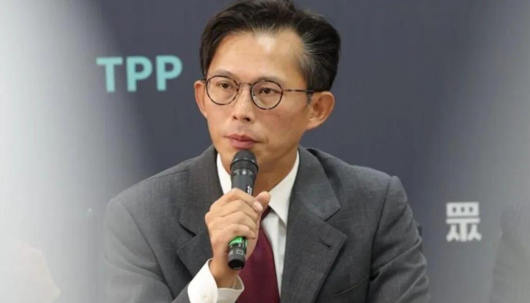 就在中日关系非常紧张之际，民众党主席黄国昌于2025年11月25日至28日将带领