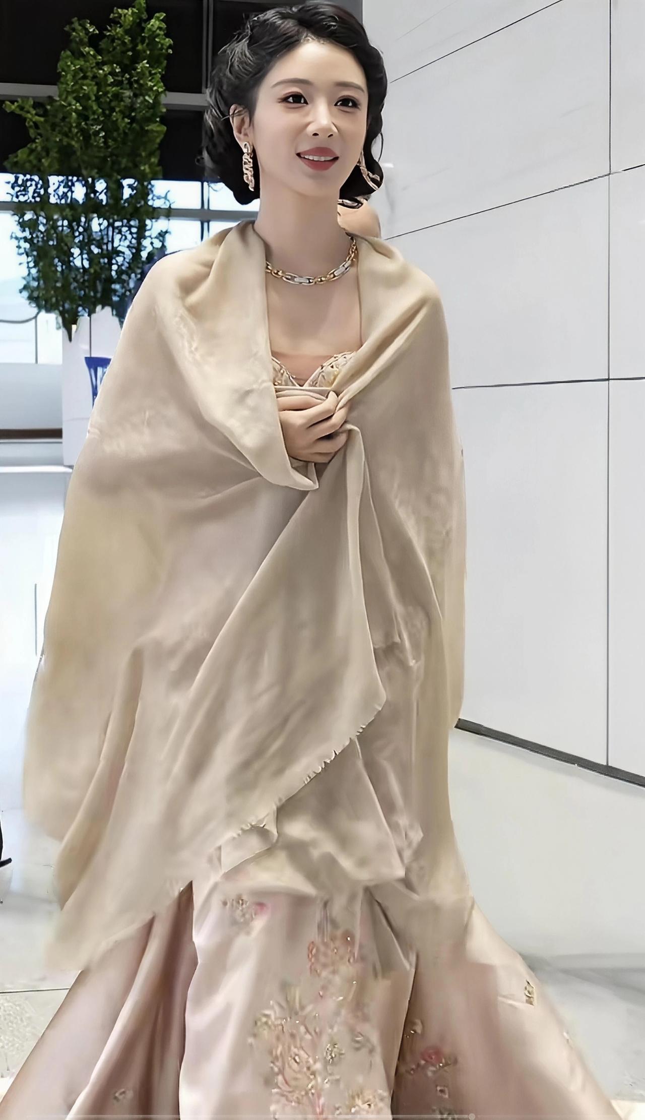 从前的女演员杨紫，哪怕穿得很简单，也能靠自己的性格和路人缘轻轻松松撑住场面。可是
