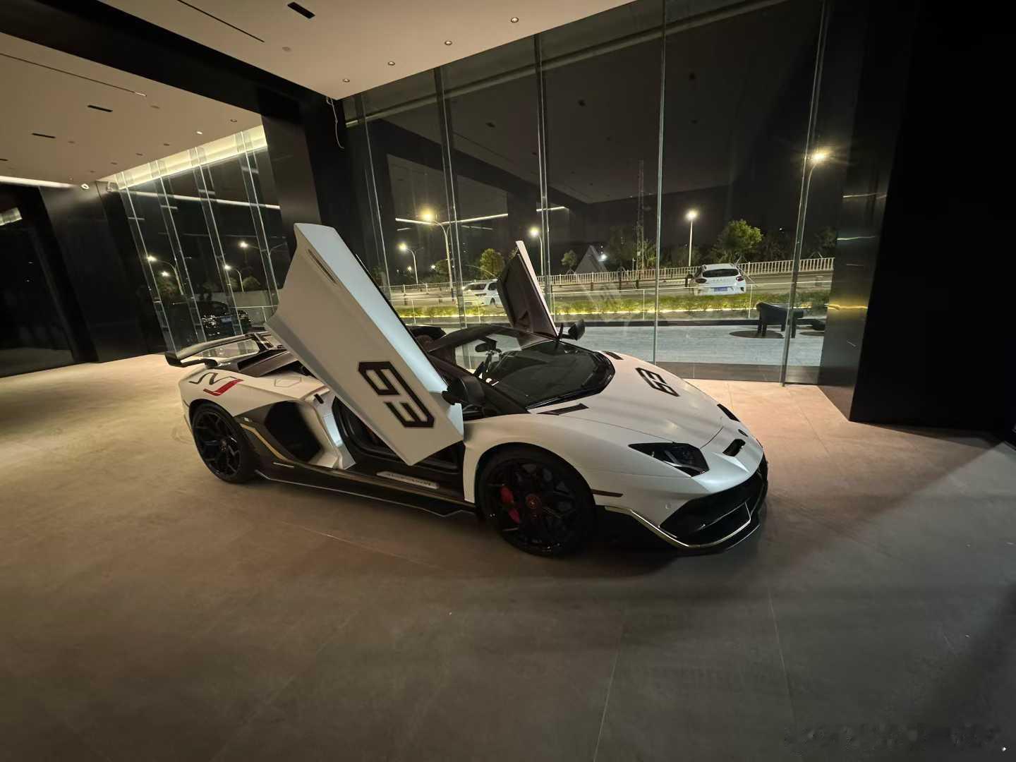 兰博基尼LP700-4敞篷，重金几十万，升级全套干碳SVJ套件原厂中锁轮毂赛