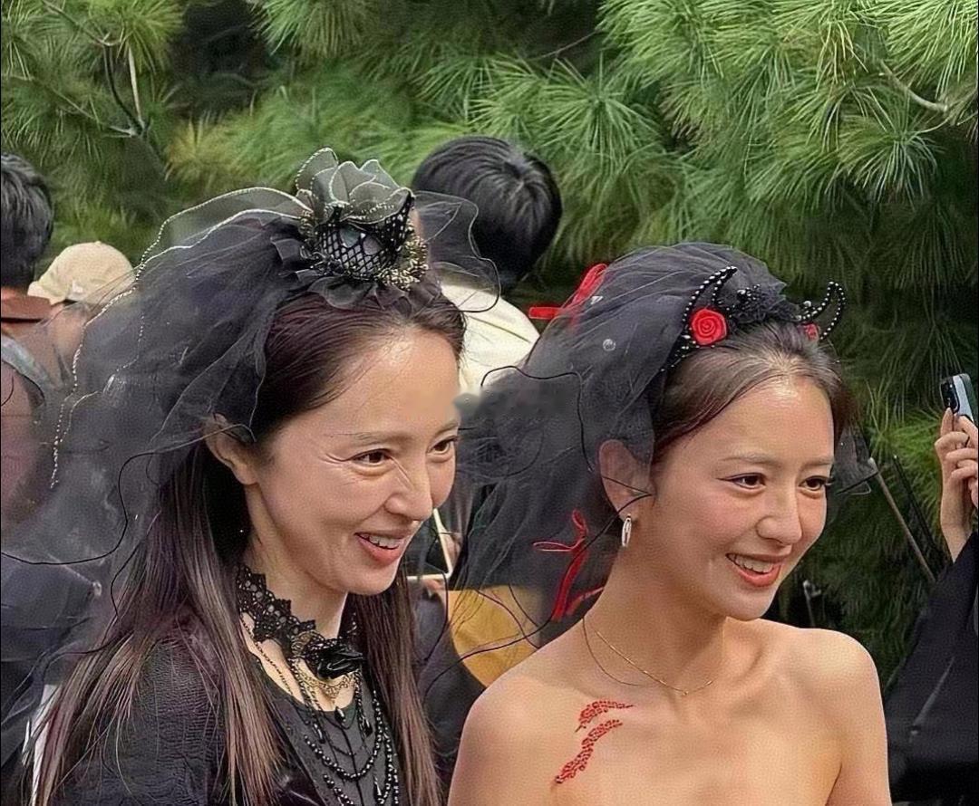 董璇和佟丽娅的素颜照十分真实，褪去舞台上精致的妆容，妥妥就是普通人的样子。​​