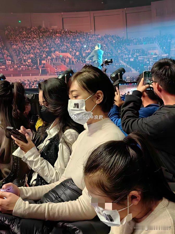 天津昨晚的演唱会现场，简直炸了锅！54岁的汪峰带着《相信未来》巡演杀到天津体育馆