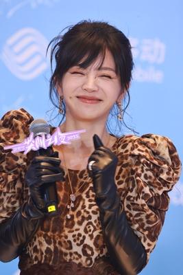 在澳门，田曦薇一袭豹纹长裙亮相2025爱奇艺尖叫之夜红毯，抢眼十足！不过说实