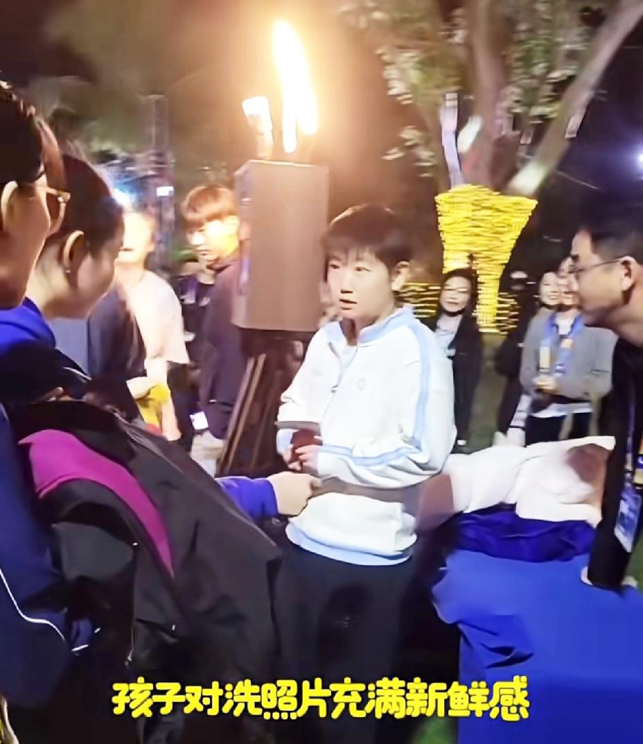 执着于洗照片的莎莎，嘴甜地叫眼睛哥哥再洗三张，这才是小女孩该有的模样。亚