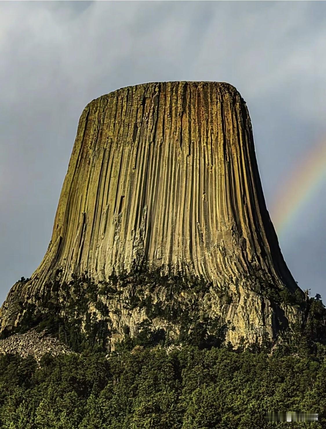 位于美国怀俄明州东北部的魔鬼塔是一座由火山岩浆冷却形成的巨型圆柱状岩石，高约26