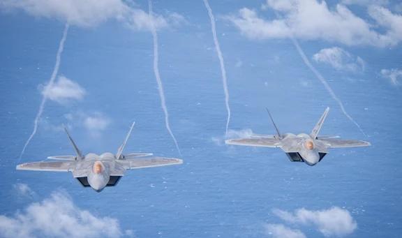 在夏威夷海岸附近的空对空摄影