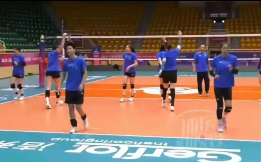 天津女排今天在漯河体育馆适应正式场地训练！今天天津渤海银行女排在河南漯河体育馆进