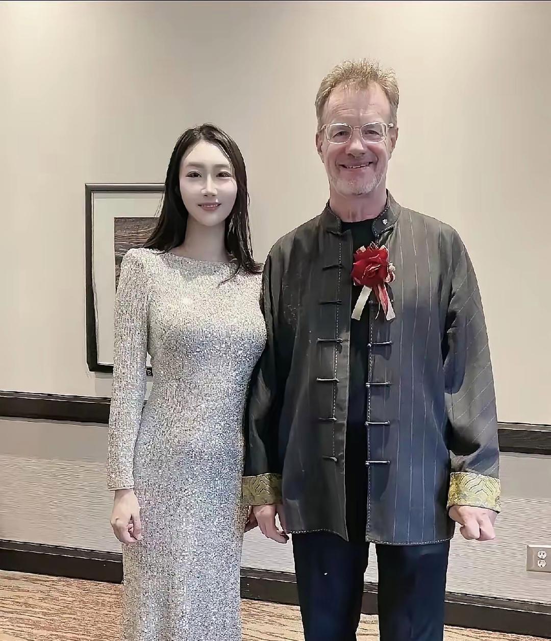 加拿大籍相声演员大山，迎娶重庆姑娘甘霖并生下一双儿女后，举家迁回加拿大定居。如今