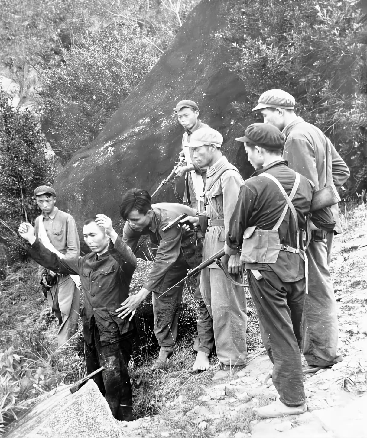 1963年，广东惠州等地的民兵抓捕特务现场，那场面一定紧张又刺激。就像1963年