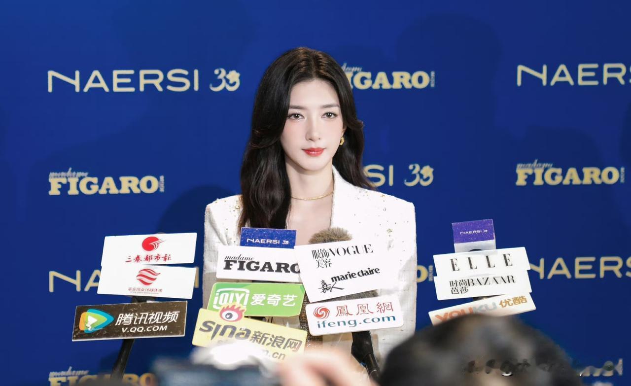 真的被江疏影这组白色造型惊艳到了！这身白裙也太衬她了吧，配上清淡干净的妆容，整