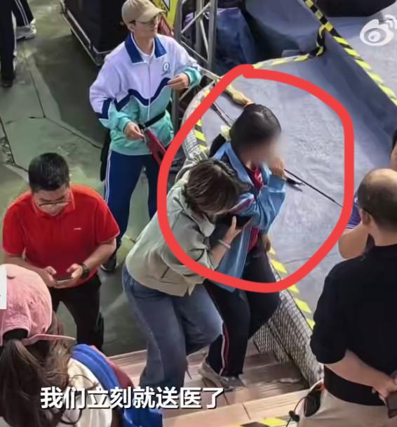 运动会女生被箭不幸射中脸部，这是倒了多大霉。佛山三水一个中学校运会，为了所谓的仪