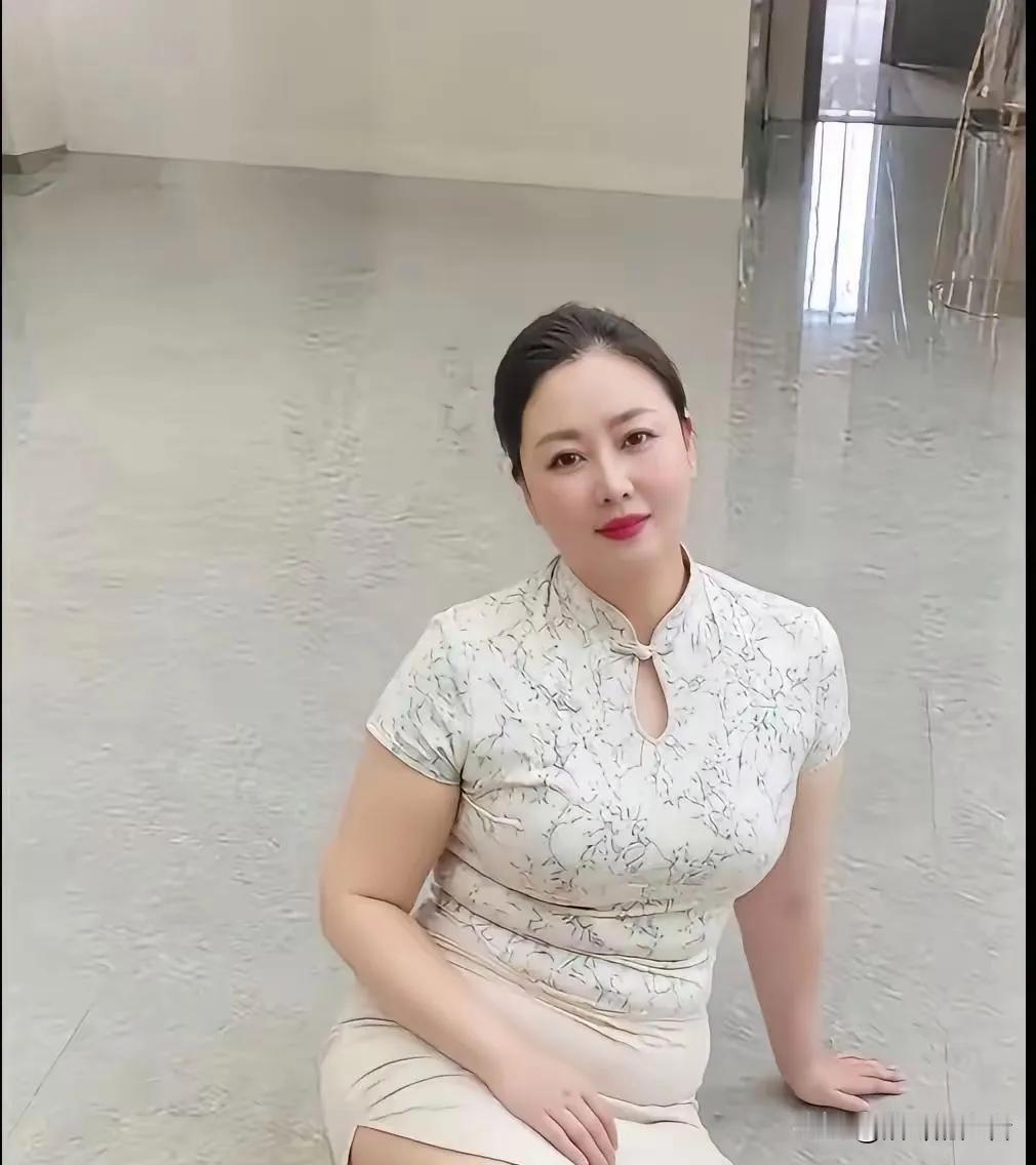 这亚姨说，大家都夸她，说她越老越有女人味了，还说什么，她这身打扮，更能展现出一种