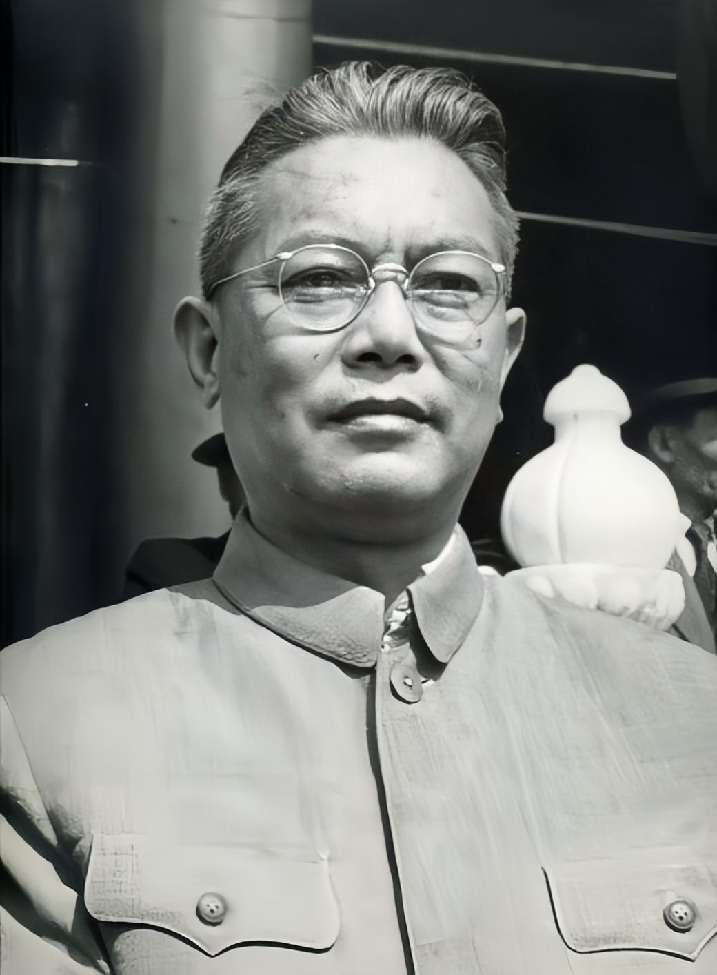 1950年，湖北省委书记李先念到北京开会。人在北京，始终心系湖北。突然听说湖北下