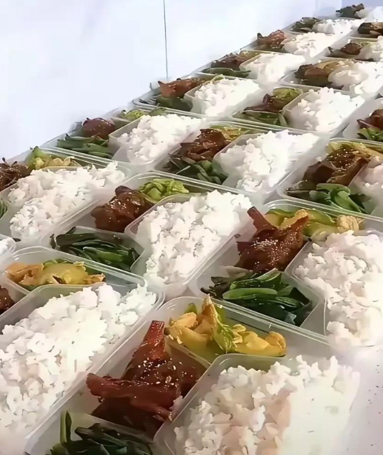 失业了，没工作了，准备搞点盒饭卖一卖，今天准备了大概100份的样子，拿到工地门口
