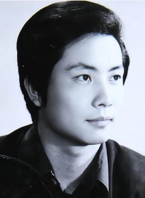 86版《西游记》中的是唐僧由三位演员分别饰演的。第一位出场的演员是汪粤；第二位