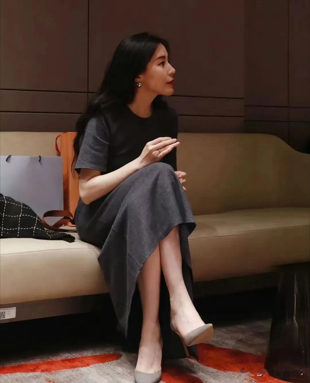 不得不承认，李斌娶老婆的眼光真好，不仅长得漂亮，气质也很好！