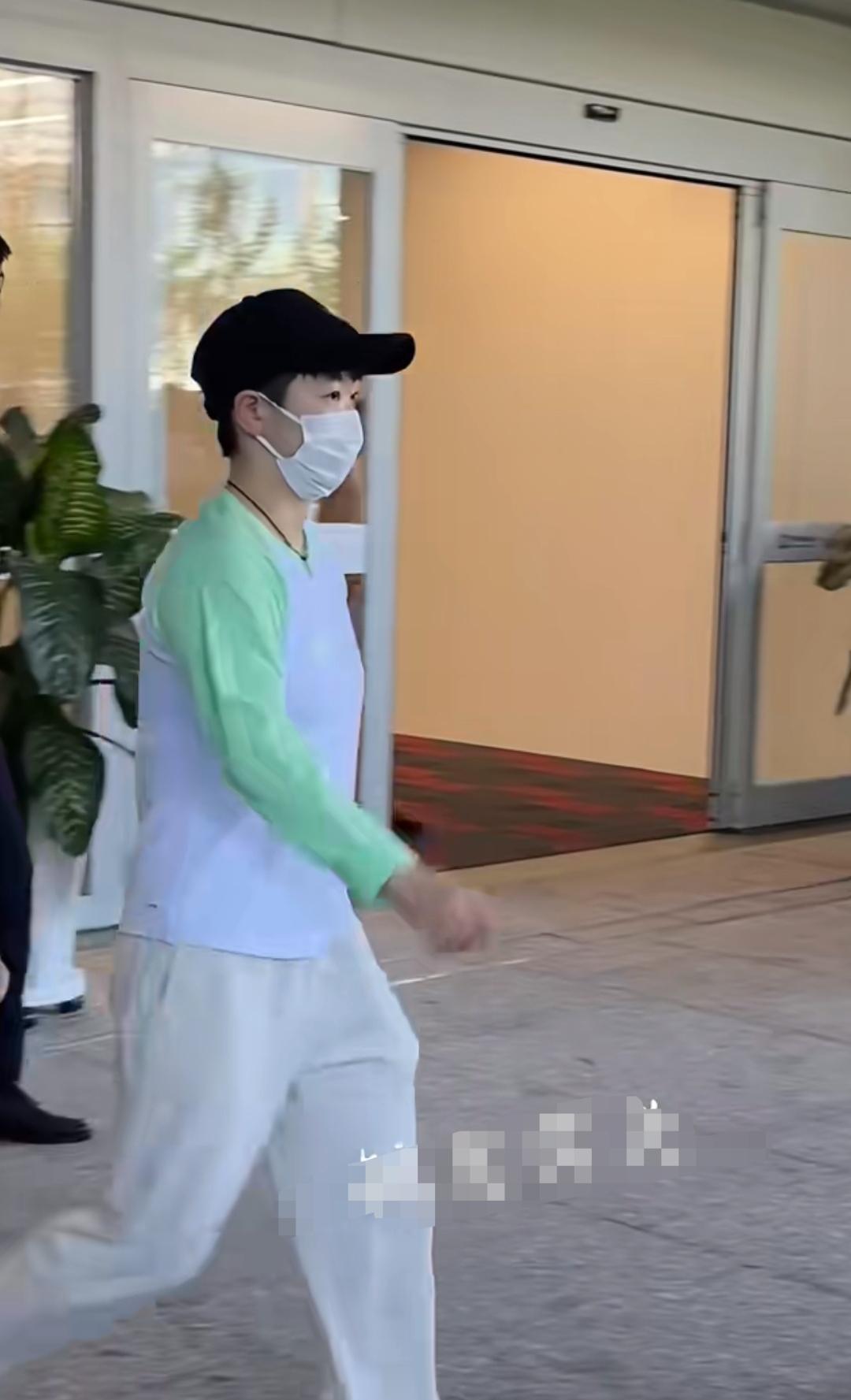 这次新疆的乒超联赛，现在还有很多票，有想看莎莎大头他们的，可以去试试买一下。可