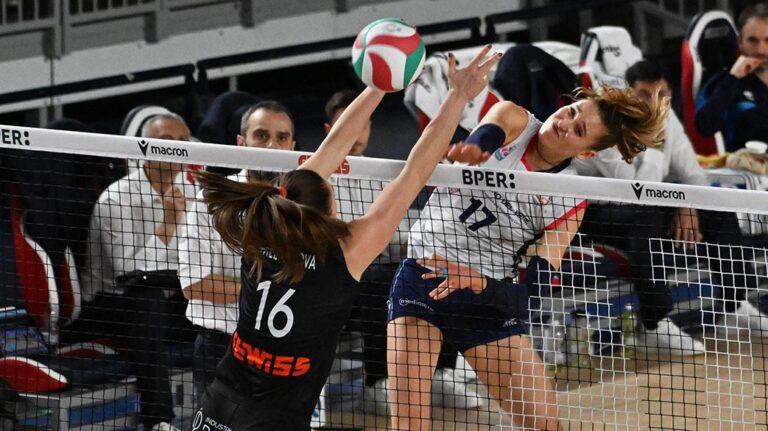 朱婷之意甲季后赛冠军赛前东家斯坎迪奇对阵贝加莫教练和球员访谈斯坎迪奇主教练