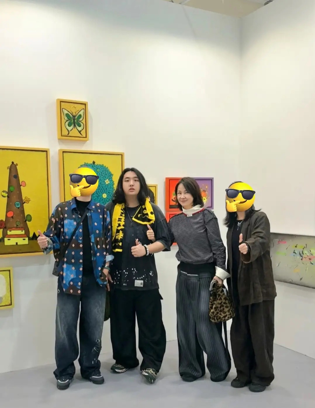 吴镇宇儿子和妻子最新同框，费曼脖子搭毛巾变帅了，王丽萍气质好！