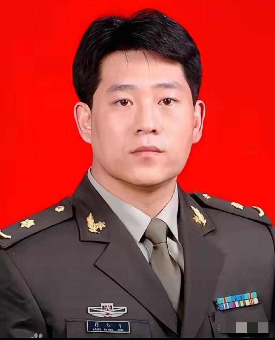 康红军，1974年出生，医学博士，美国哈佛大学医学院博士后，现任中国人民解放军总