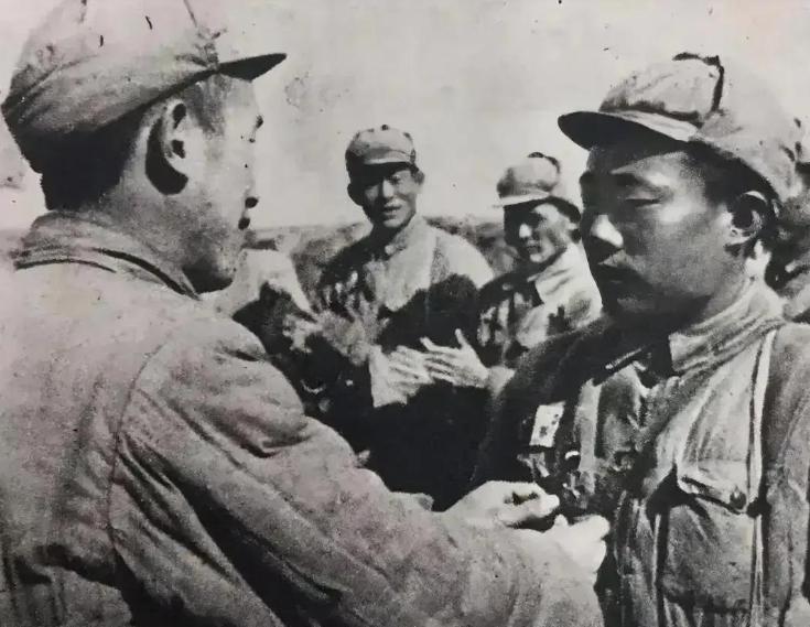 1948年，一个国民党士兵饿得实在撑不住，爬进解放军战壕讨吃的，四个热馒头下肚，