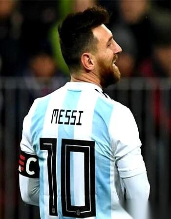 有时候刷到这种数据，真会恍惚一下。梅西1135场，参与1339球。C罗1292