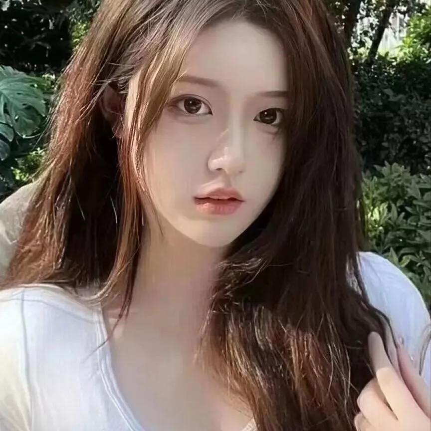 清新自然的美少女，在阳光下散发着迷人的魅力。自然清新美少女温柔美少女美少女的