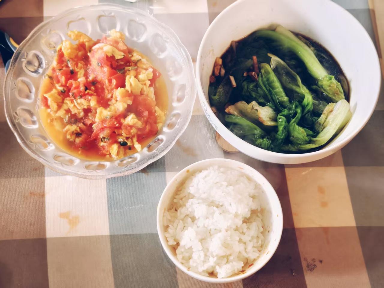 前两天打算做个西红柿炒蛋，就随便在当地市场买了两个西红柿，结果吃上第一口才发现踩