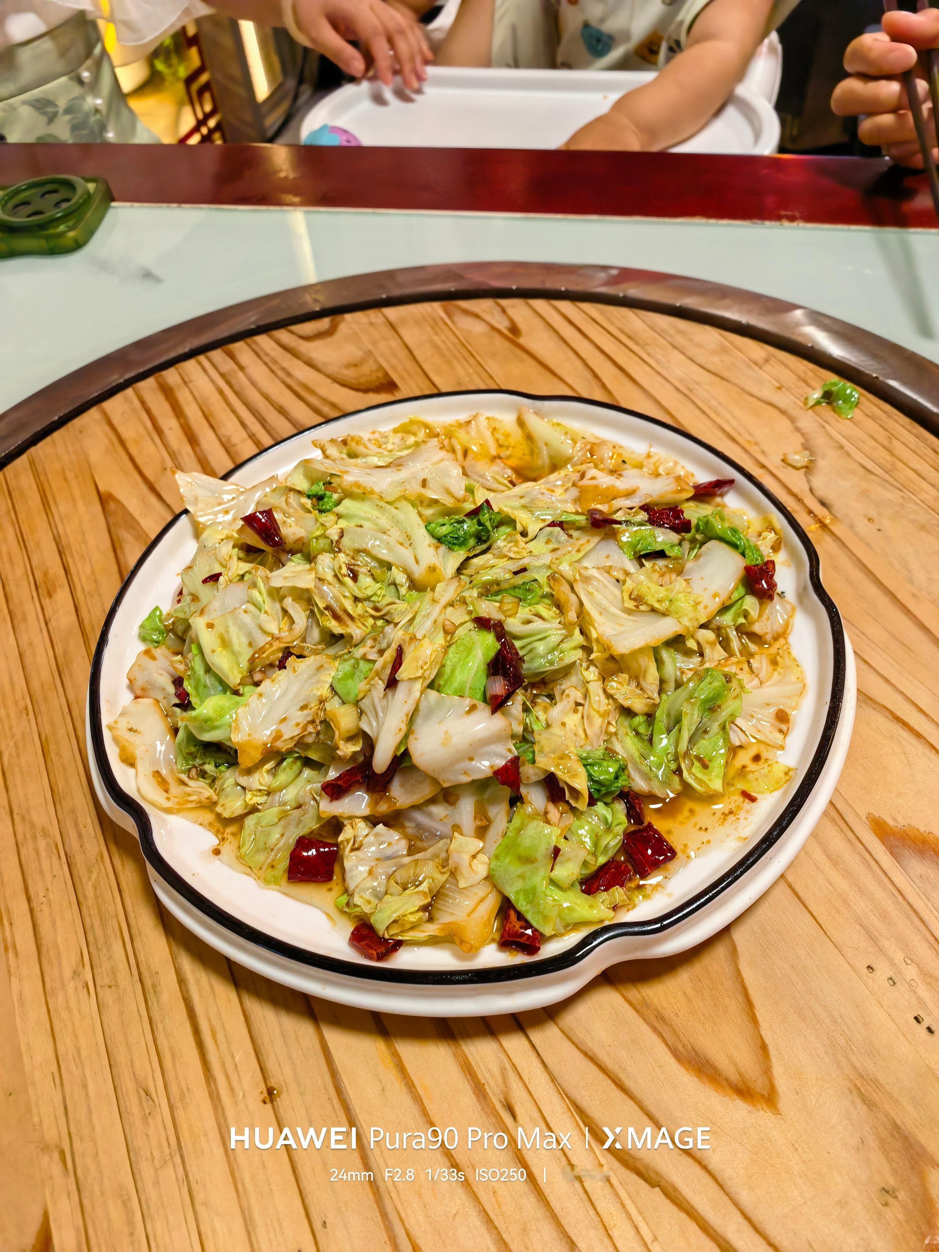 带家人出来下馆子，一家人洒洒脱脱吃一顿晚饭。边吃边聊，这样既能享受美食，又能升温