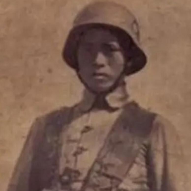 1939年，机枪手曹锡引爆12枚手榴弹，炸死大批日军后，手榴弹已经耗尽，这时，他