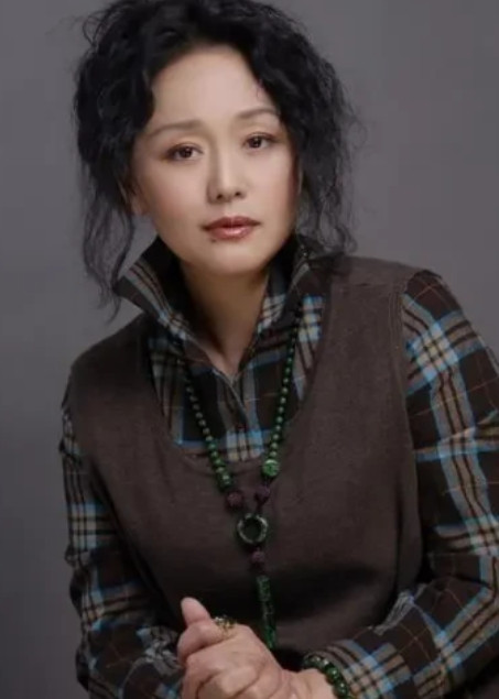 1976年，演员廖学秋去外面拍戏，和老公分别了六个月，她归心似箭，往家赶，想给丈