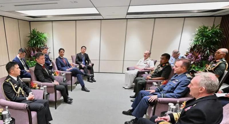 新加坡军方“拉帮结派”欲填补美国军事“空虚”，平衡亚洲大国的影响力。据新加坡官