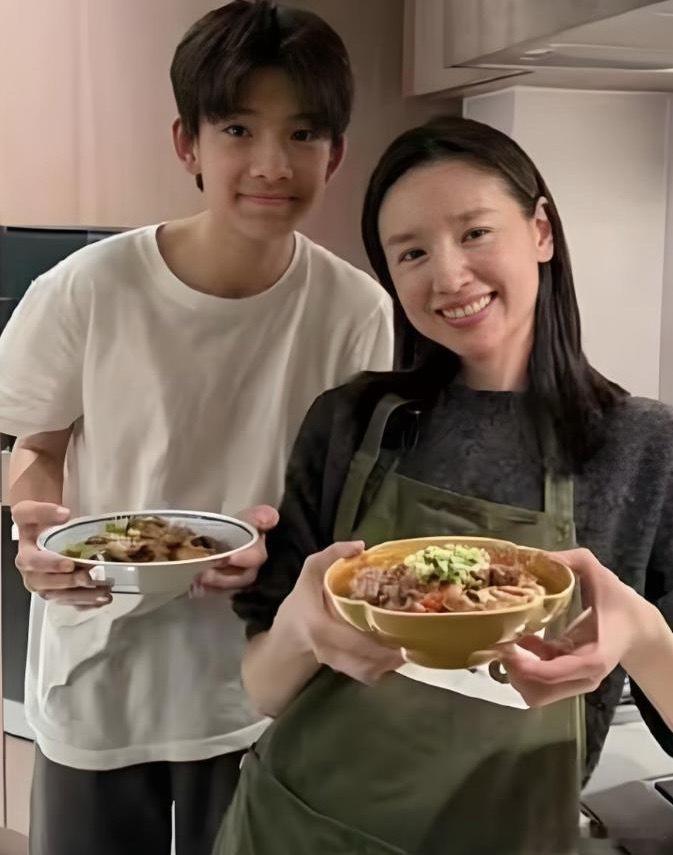 董洁自曝经济压力源于百万课外班！马术单项目年耗50万，直播带货连轴转只为撑孩