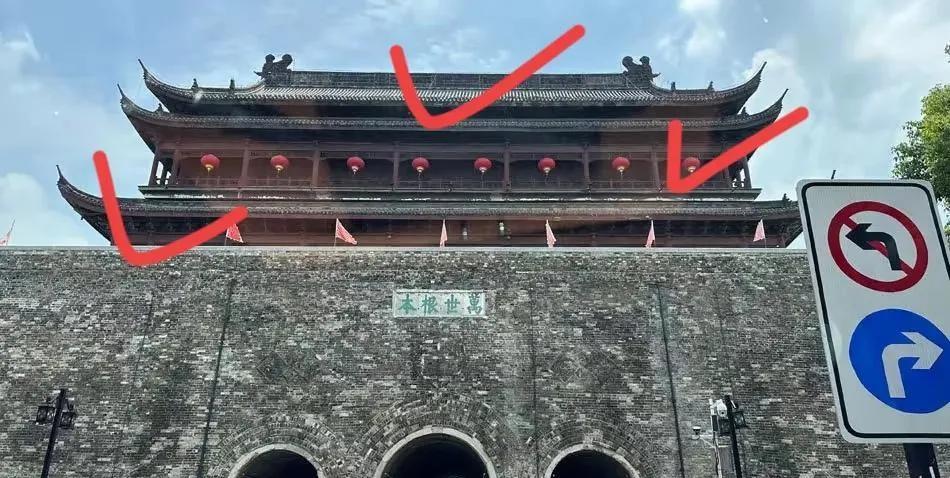 今天我问一个做了几十年瓦盖房的建筑工，如果凤阳鼓楼上面三层的瓦顶全部换掉，横梁可