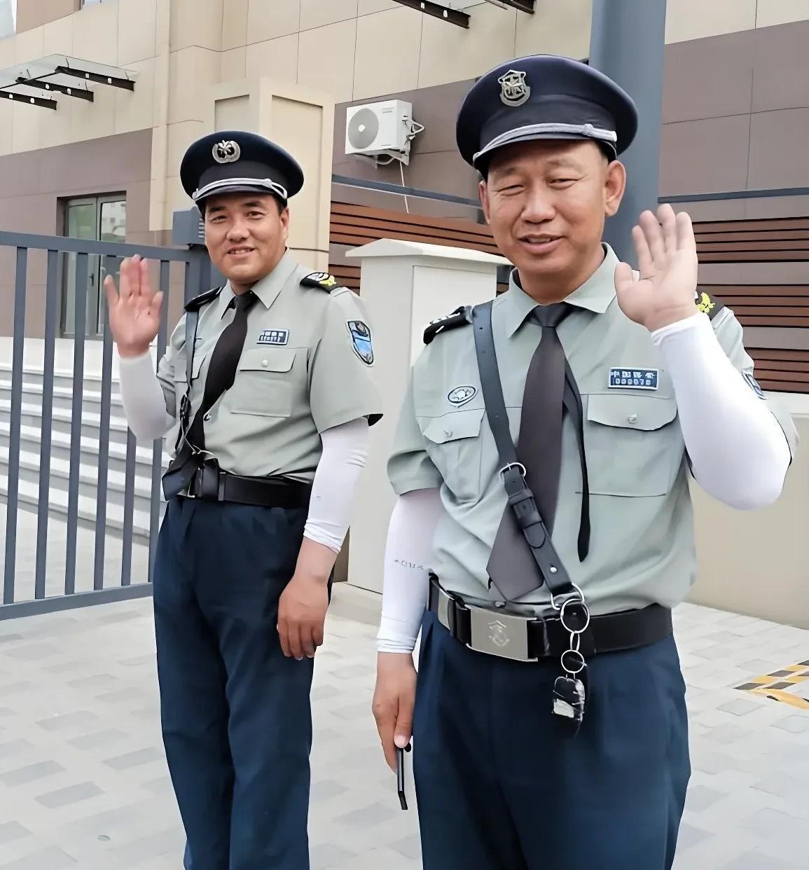 昨天听说我们小区的保安老任，被警察带走了，说是QJ了他女朋友。听门岗的保安老胡