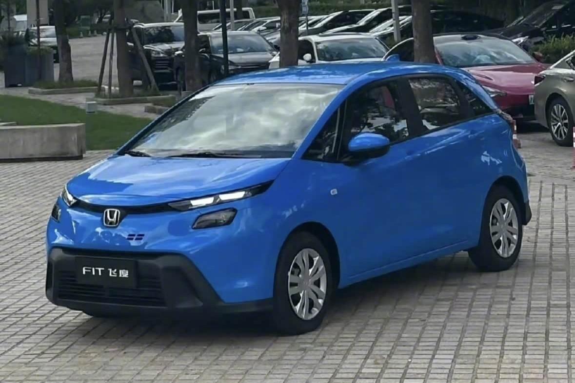 【新款本田飞度曝光！配分体大灯+10.1寸大屏，明年上市】近日汽车焦点从相关渠道