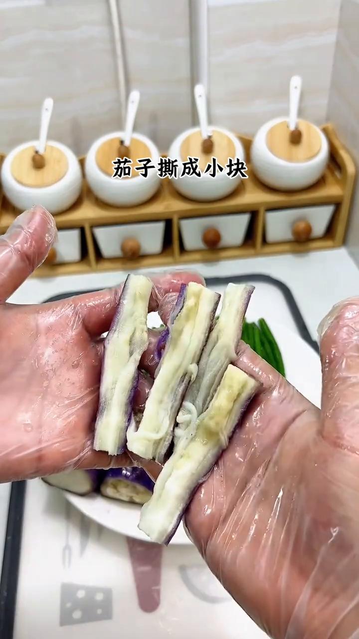 茄子烧豆角。·切好的茄子、豆角扣盖大火蒸八分钟，蒸到筷子能搓动。·茄子撕成小