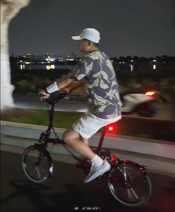 马云夜骑，很多网友都因为2万块的自行车破防了，但马云这个咖位，2万块的自行车又算