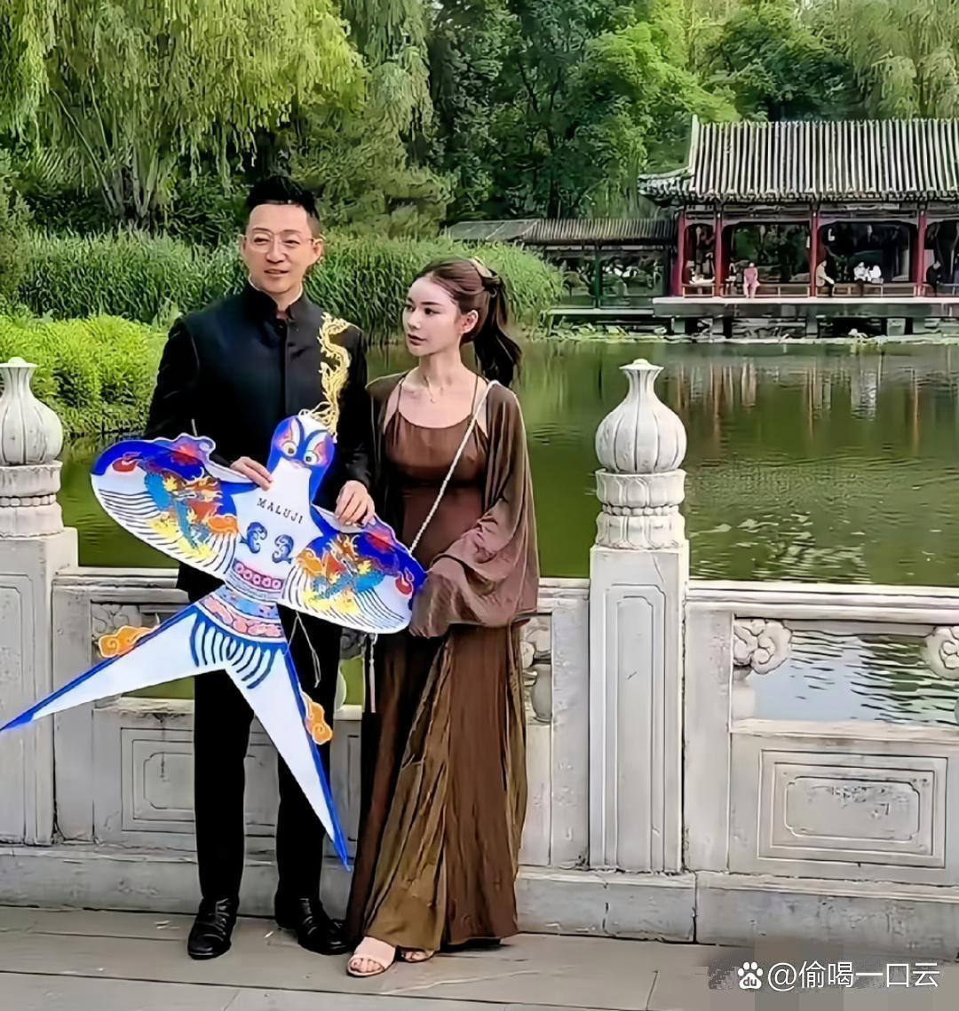 汪小菲带着马筱梅和小儿子汪宝儿逛大观园，一家三口状态松弛很温馨。​