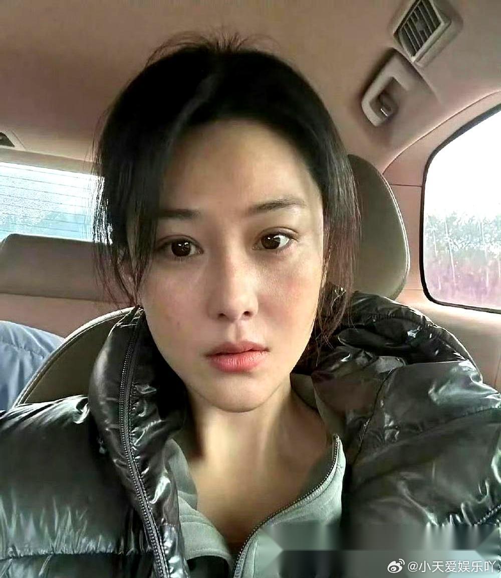屏幕刚亮时，很多人以为她忘了开美颜。张馨予这一回，索性不画，素面抬头走进镜头，