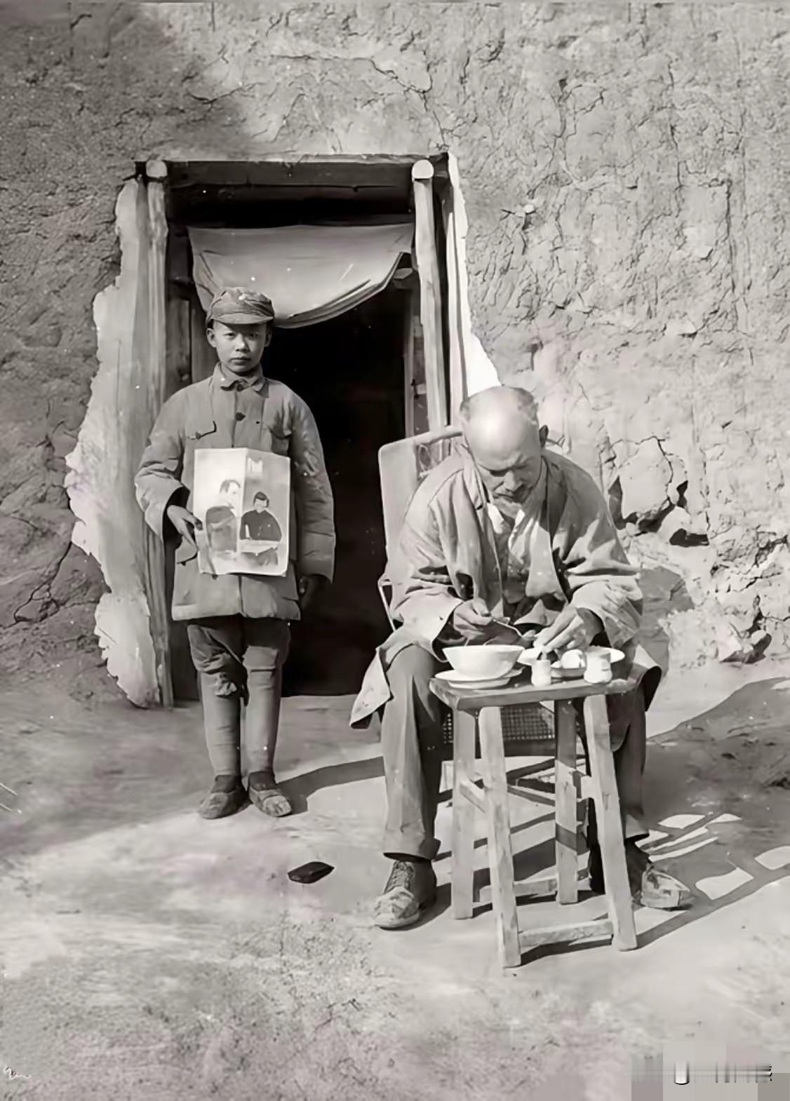 白求恩吃饭的画面，非常珍贵，难得一见，这张照片真实记录了当时的情景，照片中的白求