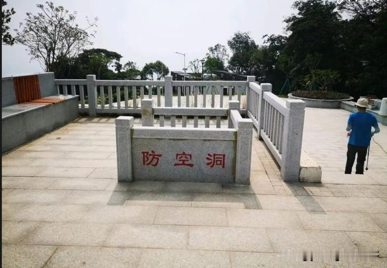 广州黄埔的不少山头里，还留存有上个世纪修建的防空洞。其中比较出名的就是油麻山和刘